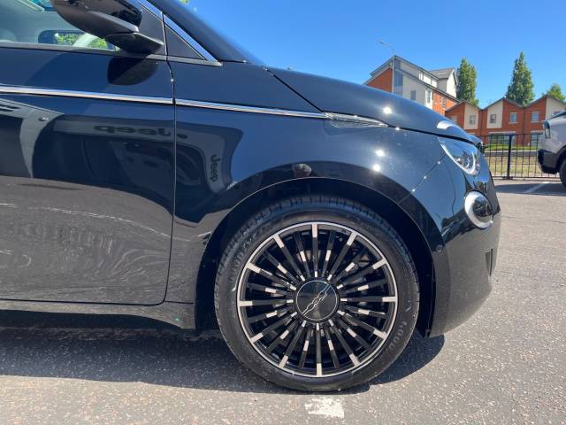 2025 Fiat 500e 42kWh La Prima Auto 3dr